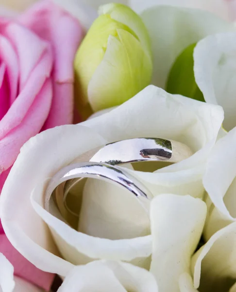 La composición del ramo y anillos de boda de cerca — Foto de Stock