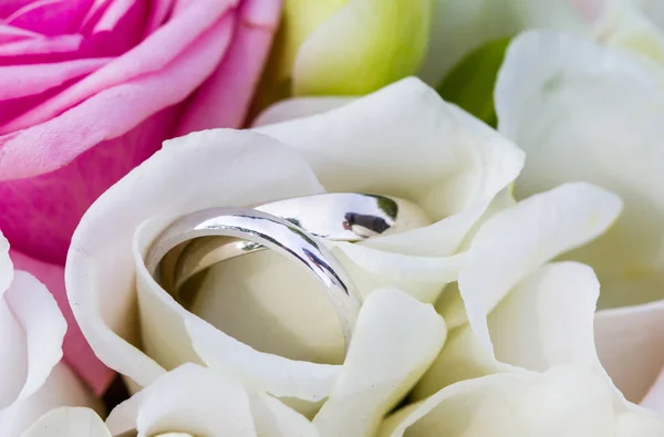 La composición del ramo y anillos de boda de cerca — Foto de Stock