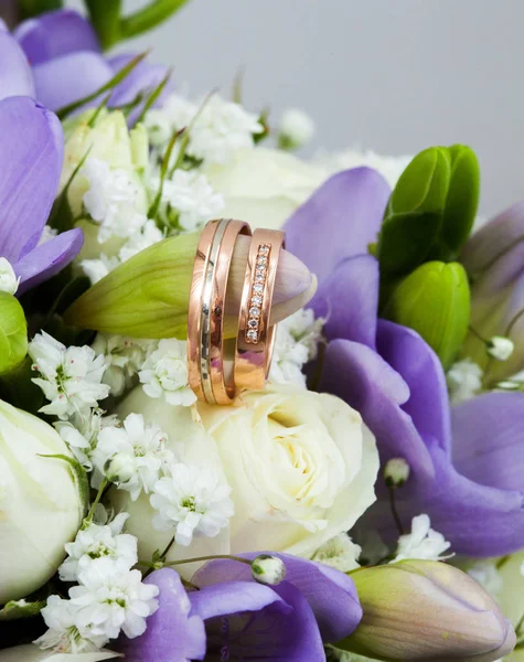 A composição do buquê e anéis de casamento de perto — Fotografia de Stock