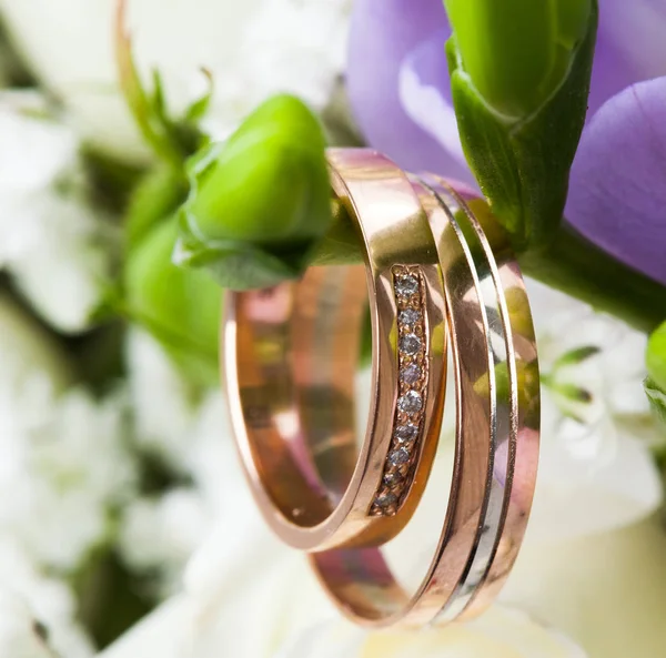 The composition of the bouquet and wedding rings close up — Stock Photo, Image