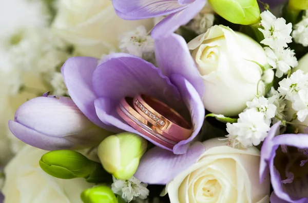 La composición del ramo y anillos de boda de cerca — Foto de Stock