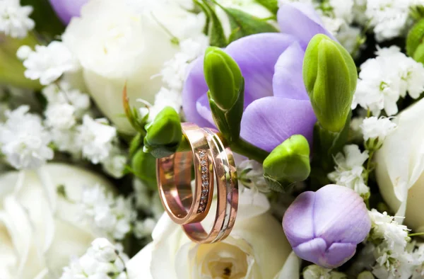 La composición del ramo y anillos de boda de cerca —  Fotos de Stock