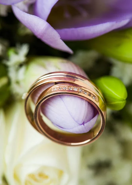 Složení kytice a snubní prsteny zblízka — Stock fotografie