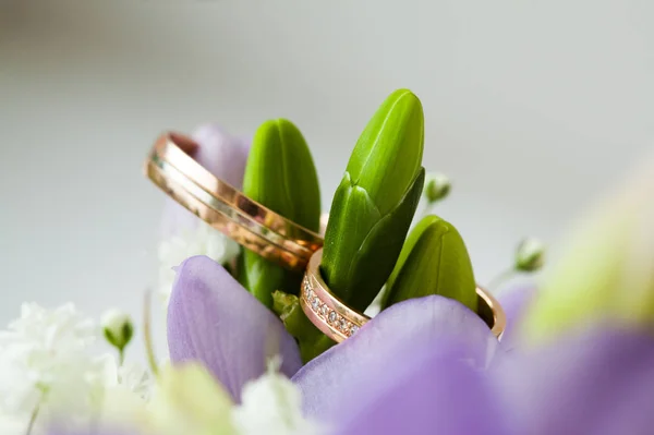 La composición del ramo y anillos de boda de cerca — Foto de Stock