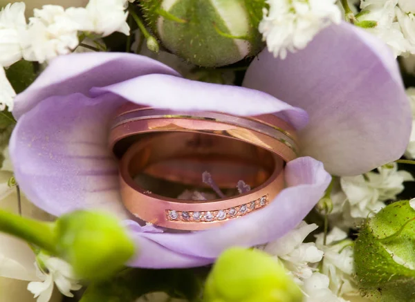 La composición del ramo y anillos de boda de cerca — Foto de Stock