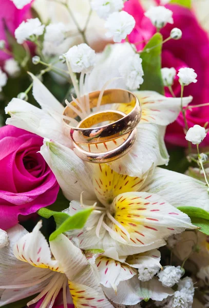 Anéis de casamento e buquê — Fotografia de Stock