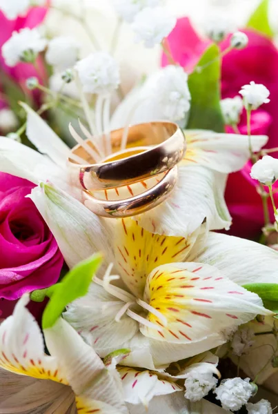 Anillos de boda y ramo — Foto de Stock