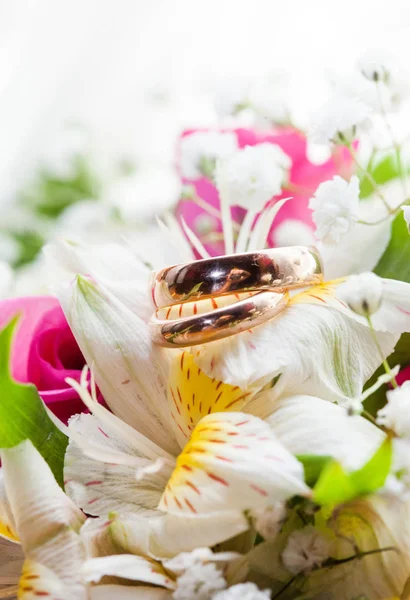 Anillos de boda y ramo — Foto de Stock