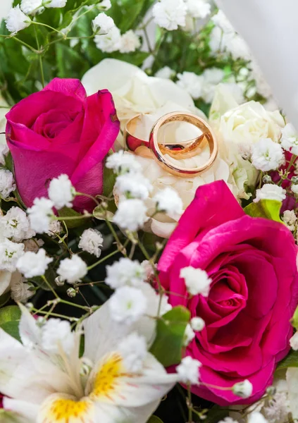 Anillos de boda y ramo — Foto de Stock