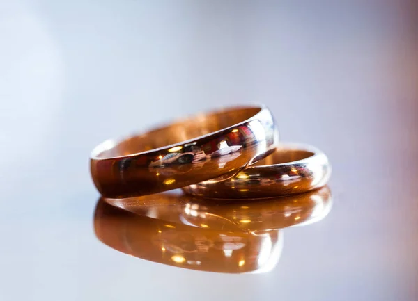 La composición de los anillos de boda primer plano acostado en un vaso —  Fotos de Stock