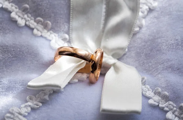 La composición de los anillos de boda primer plano acostado en un cojín — Foto de Stock