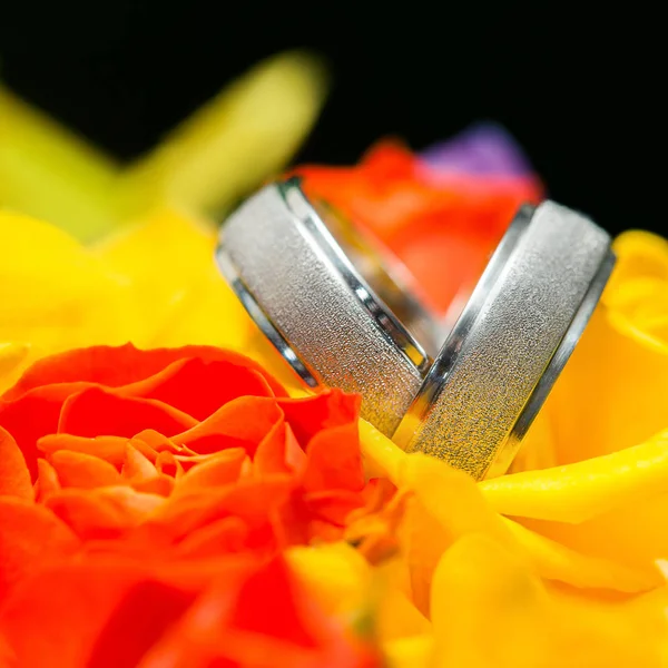 La composición del ramo y anillos de boda de primer plano — Foto de Stock