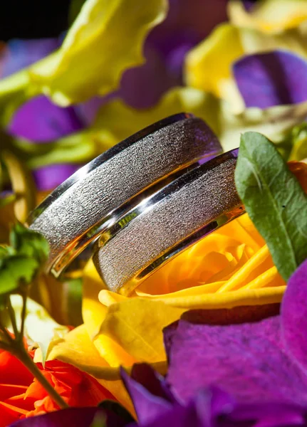 Složení kytice a snubní prsteny closeup — Stock fotografie