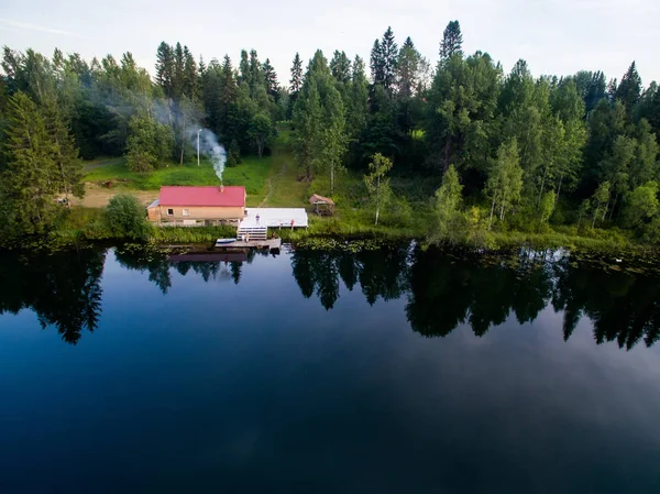 Casa junto al lago, vista desde el aire —  Fotos de Stock