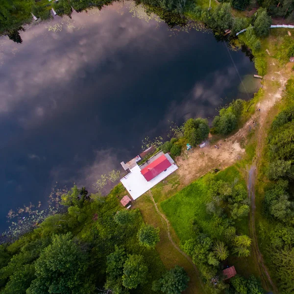 Casa junto ao lago, vista do ar — Fotografia de Stock