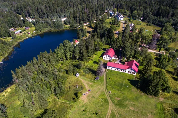 Casa junto ao lago, vista do ar — Fotografia de Stock