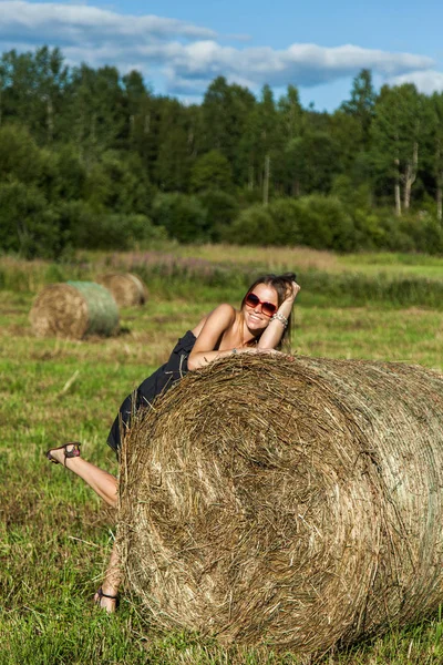 Model gadis di hay bale di Karelia Rusia — Stok Foto