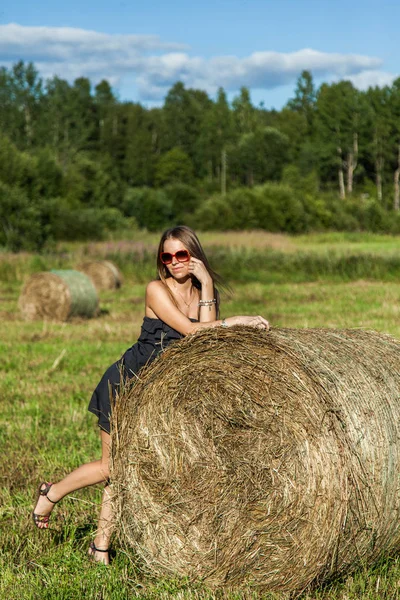 Model gadis di hay bale di Karelia Rusia — Stok Foto