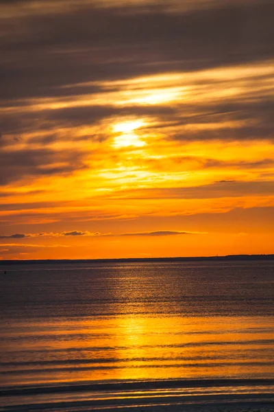 Pôr-do-sol colorido de um dia nublado no mar — Fotografia de Stock