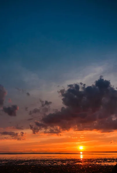 Pôr-do-sol colorido de um dia nublado no mar — Fotografia de Stock