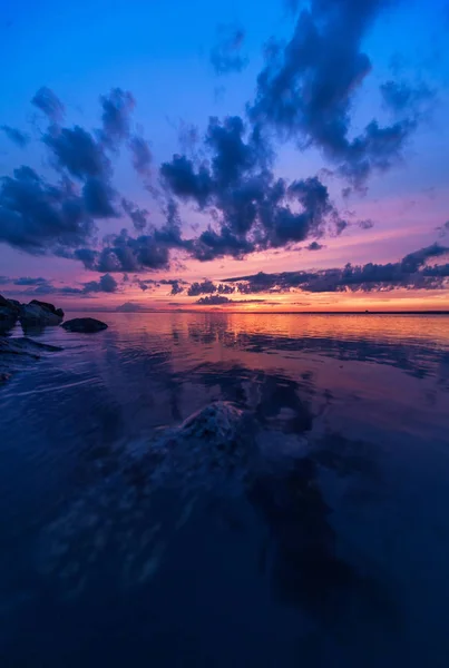 Pôr-do-sol colorido de um dia nublado no mar — Fotografia de Stock