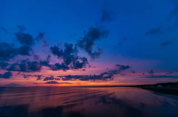 Барвистий захід сонця в хмарний день на морі — стокове фото