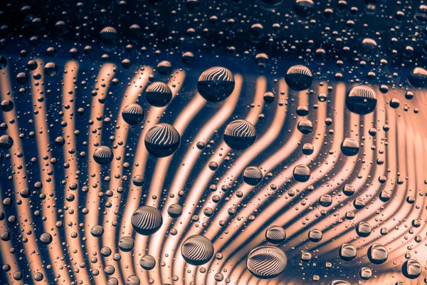 Linhas abstratas através de gotas de água em um copo — Fotografia de Stock