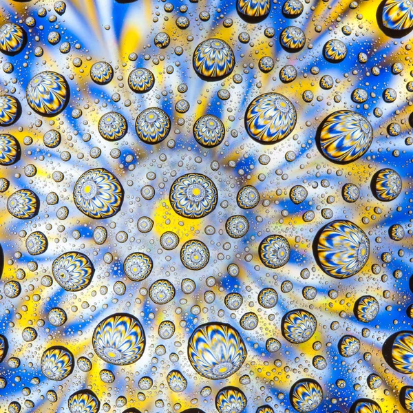 Linhas abstratas através de gotas de água em um copo — Fotografia de Stock