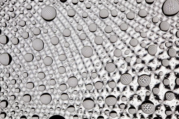 Linhas abstratas através de gotas de água em um copo — Fotografia de Stock