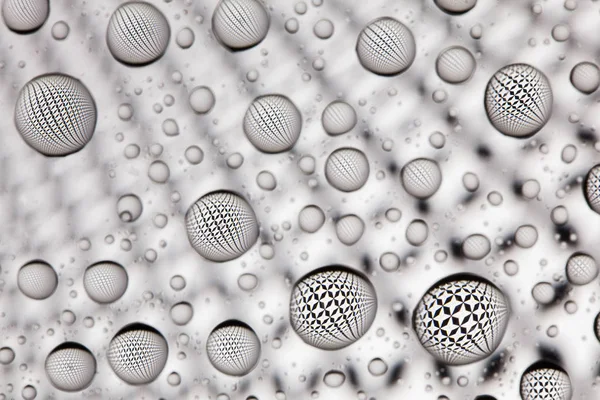 Líneas abstractas a través de gotas de agua en un vaso — Foto de Stock