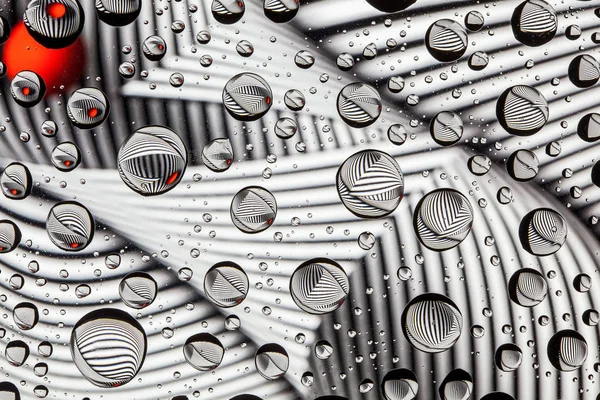 Linhas abstratas através de gotas de água em um copo — Fotografia de Stock