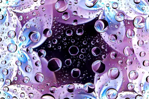 Flor abstracta a través de unas gotas de agua en un vaso — Foto de Stock