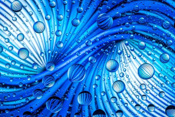 Líneas abstractas a través de gotas de agua en una macro de vidrio — Foto de Stock