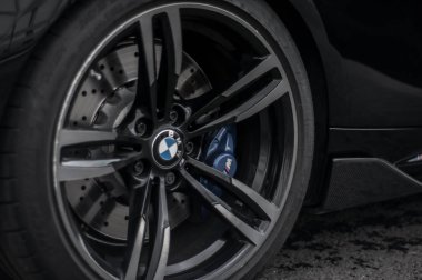 Rusya, Moskova - 24 Eylül 2016. BMW M2 spor araba ile performans paketi, ön görünüm