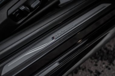 Rusya, Moskova - 24 Eylül 2016. BMW M2 spor araba ile performans paketi, ön görünüm