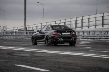 Rusya, Moskova - 24 Eylül 2016. BMW M2 spor araba ile performans paketi, ön görünüm