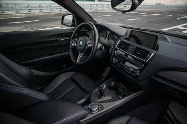 Rusya, Moskova - 24 Eylül 2016. BMW M2 spor otomobil performansını Pack, iç görünüm