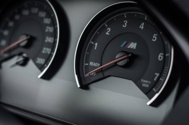 Rusya, Moskova - 24 Eylül 2016. BMW M2 spor otomobil performansını Pack, iç görünüm