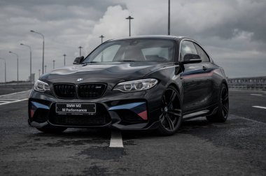 Rusya, Moskova - 24 Eylül 2016. BMW M2 spor araba ile performans paketi, ön görünüm