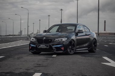 Rusya, Moskova - 24 Eylül 2016. BMW M2 spor araba ile performans paketi, ön görünüm