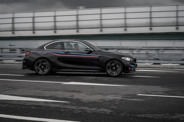 Rusko, Moskva – 24. září 2016. BMW M2 sportovní vůz s výkonem Pack, přední boční pohled — Stock fotografie