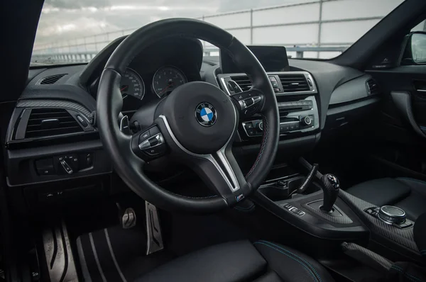 Rusya, Moskova - 24 Eylül 2016. BMW M2 spor otomobil performansını Pack, iç görünüm