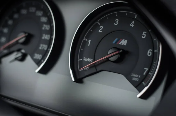 RUSIA, MOSCÚ - 24 DE SEPTIEMBRE DE 2016. BMW M2 coche deportivo con paquete de rendimiento, vista interior —  Fotos de Stock
