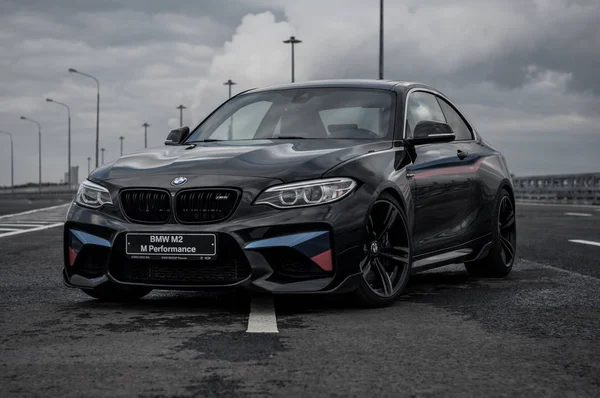 Rusya, Moskova - 24 Eylül 2016. BMW M2 spor araba ile performans paketi, ön görünüm — Stok fotoğraf