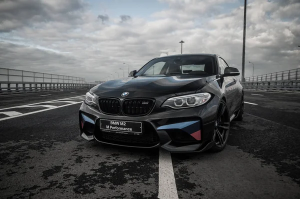 RUSIA, MOSCÚ - 24 DE SEPTIEMBRE DE 2016. BMW M2 coche deportivo con paquete de rendimiento, vista frontal — Foto de Stock