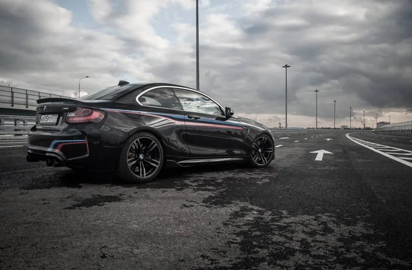 Rusya, Moskova - 24 Eylül 2016. BMW M2 spor araba ile performans paketi, ön görünüm