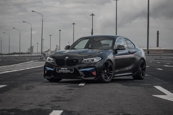 Rosja, Moskwa - 24 września 2016 r. BMW M2 samochód sportowy z Performance Pack, widok z przodu — Zdjęcie stockowe