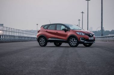 Rusya, Moskova - 25 Temmuz 2016. Renault Kaptur / Captur crossover Araba, ön görünüm