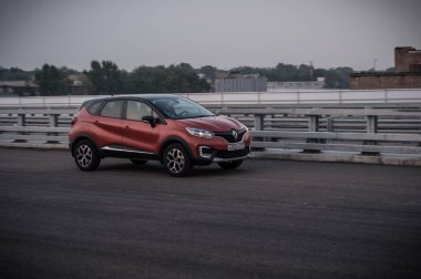 Rusya, Moskova - 25 Temmuz 2016. Renault Kaptur / Captur crossover Araba, ön görünüm