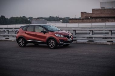 Rusya, Moskova - 25 Temmuz 2016. Renault Kaptur / Captur crossover Araba, ön görünüm